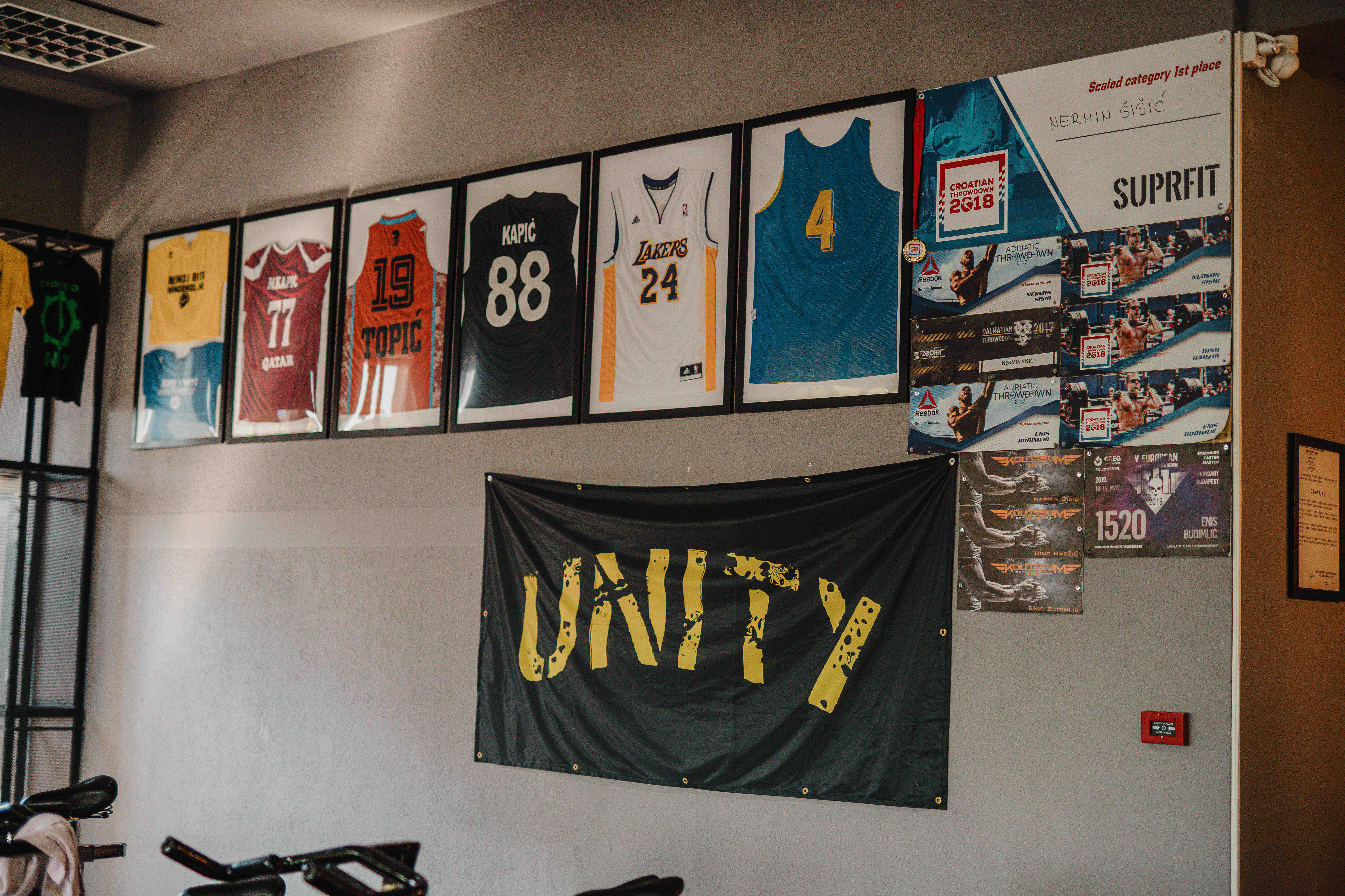 Unutrašnjost teretane Unity17 u Cazinu s modernom opremom za trening